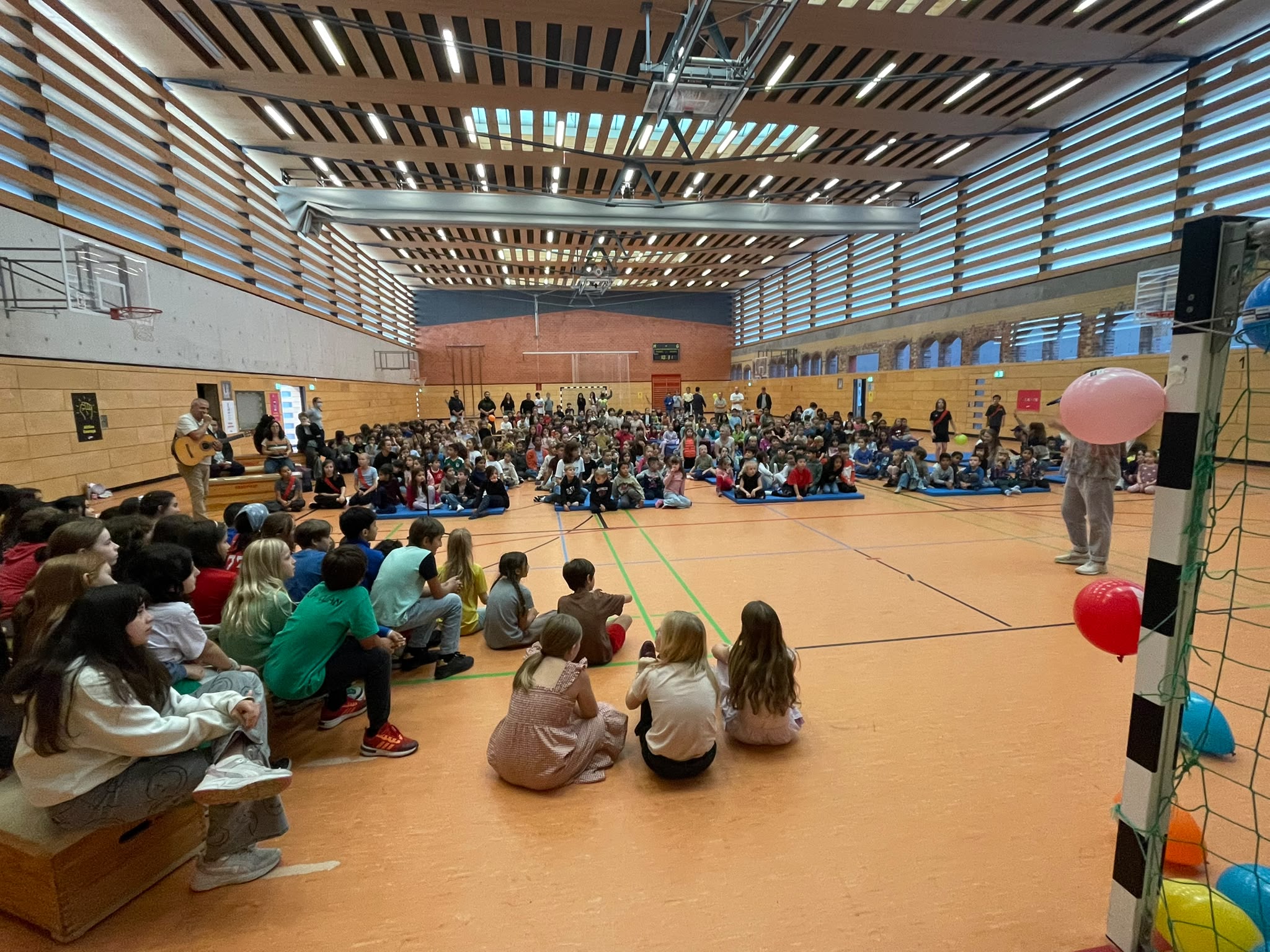 Schulgemeinschaft bei der Feier in der Turnhalle