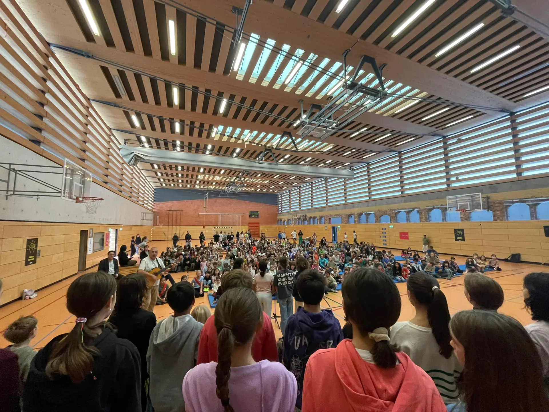 Kinder beim musikalischen Auftritt vor der Schulgemeinschaft