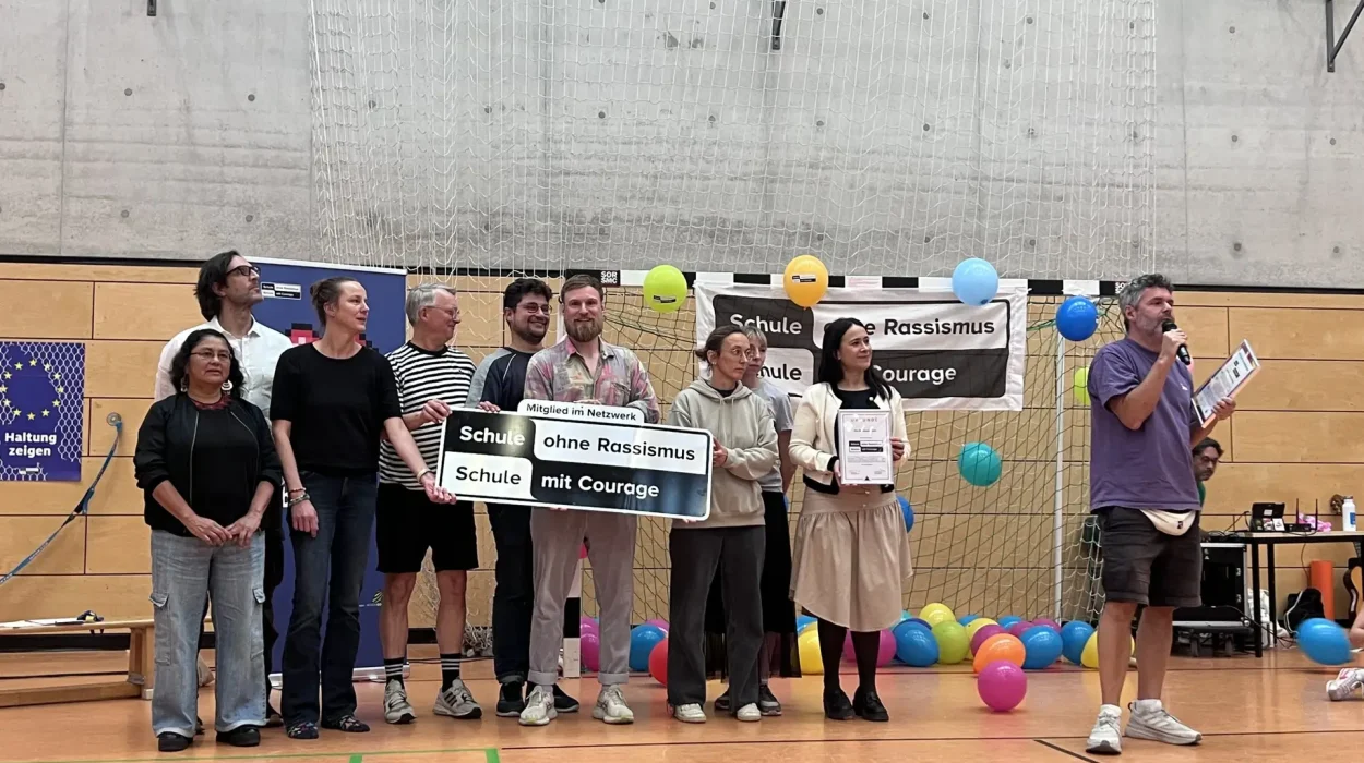 Feierliche Übergabe der Plakette „Schule ohne Rassismus – Schule mit Courage“ in der Turnhalle der Hausburgschule