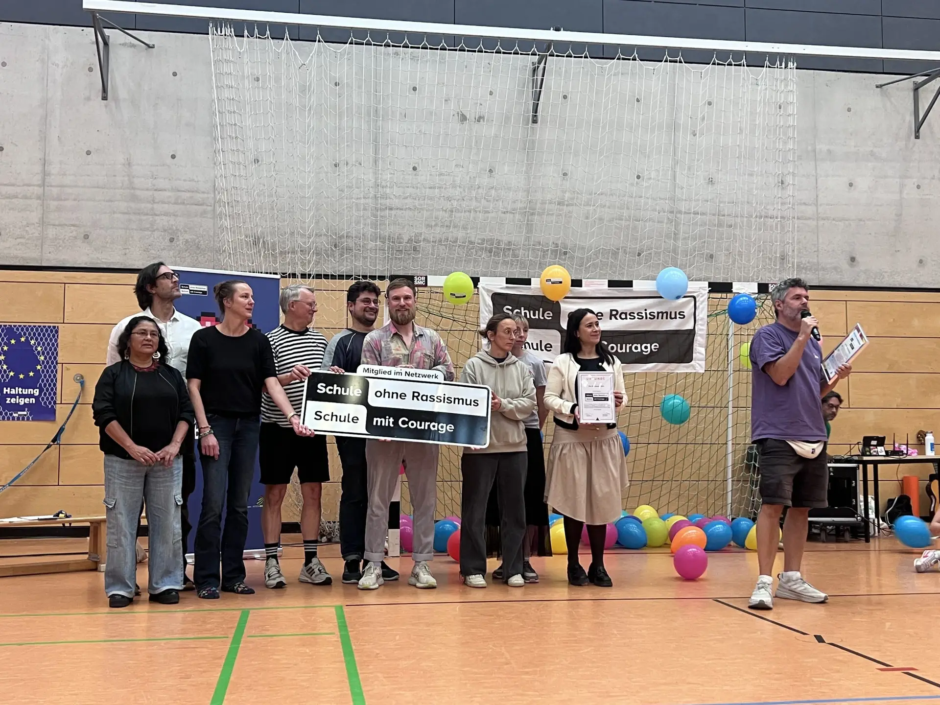 Feierliche Übergabe der Plakette „Schule ohne Rassismus – Schule mit Courage“ in der Turnhalle der Hausburgschule